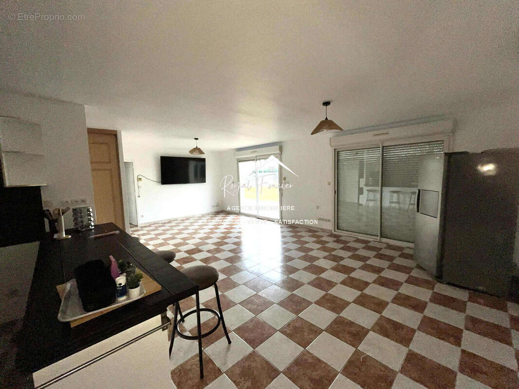 Cuisine ouverte sur pièce de vie lumineuse de 39 m2  - Maison à INGRANDES