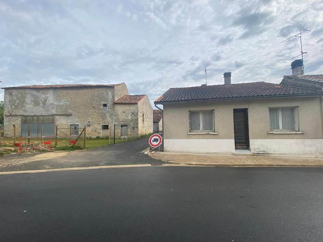 Maison 78 m² à Saint-Fraigne  - photo 4