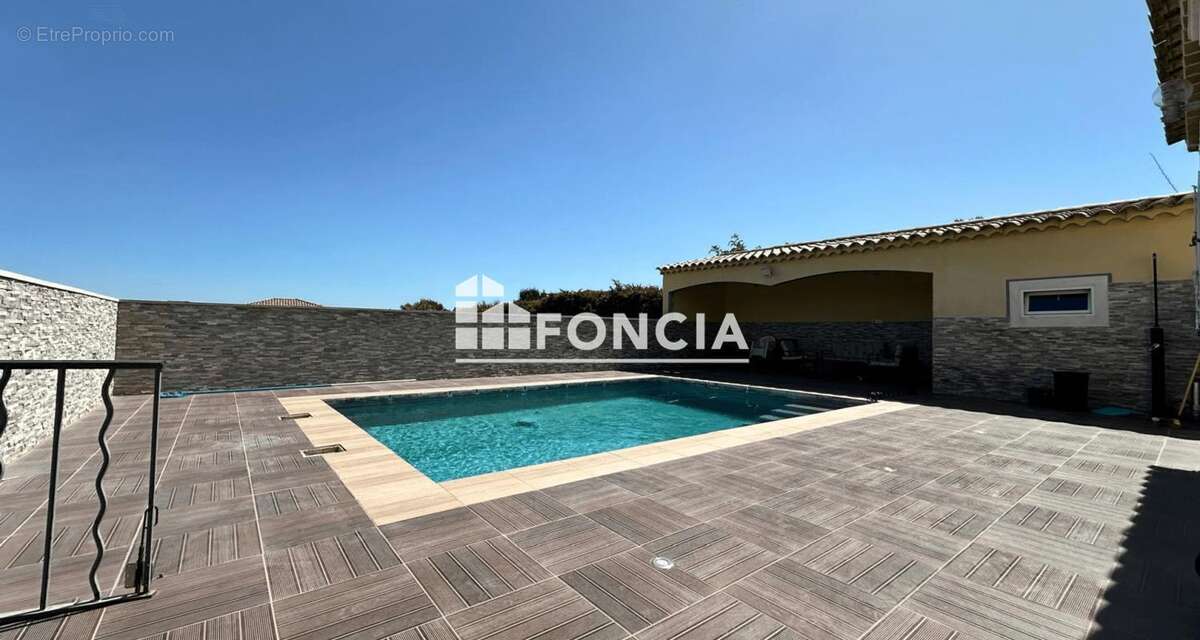 ROCHEFORT DU GARD-VILLA RECENTE sur 900m2 de terrain avec piscine - photo 2