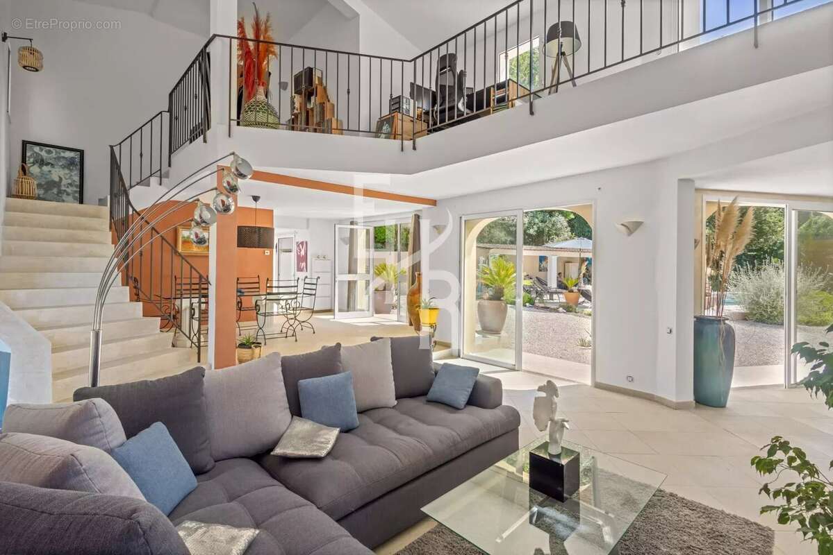 Propriété unique à Mougins — un havre de paix familial avec forêt, pool house et vie de village. - photo 6