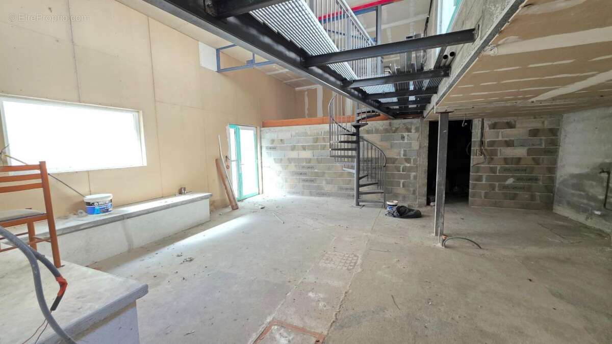 Loft d'exception en cours d amenagement - volumes uniques et potentiel infini avec ses dependances - photo 11