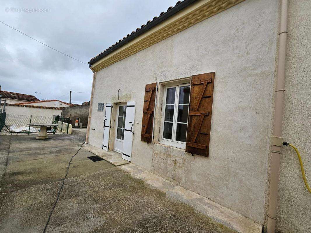 Maison à SAINT-JEAN-D'ANGELY