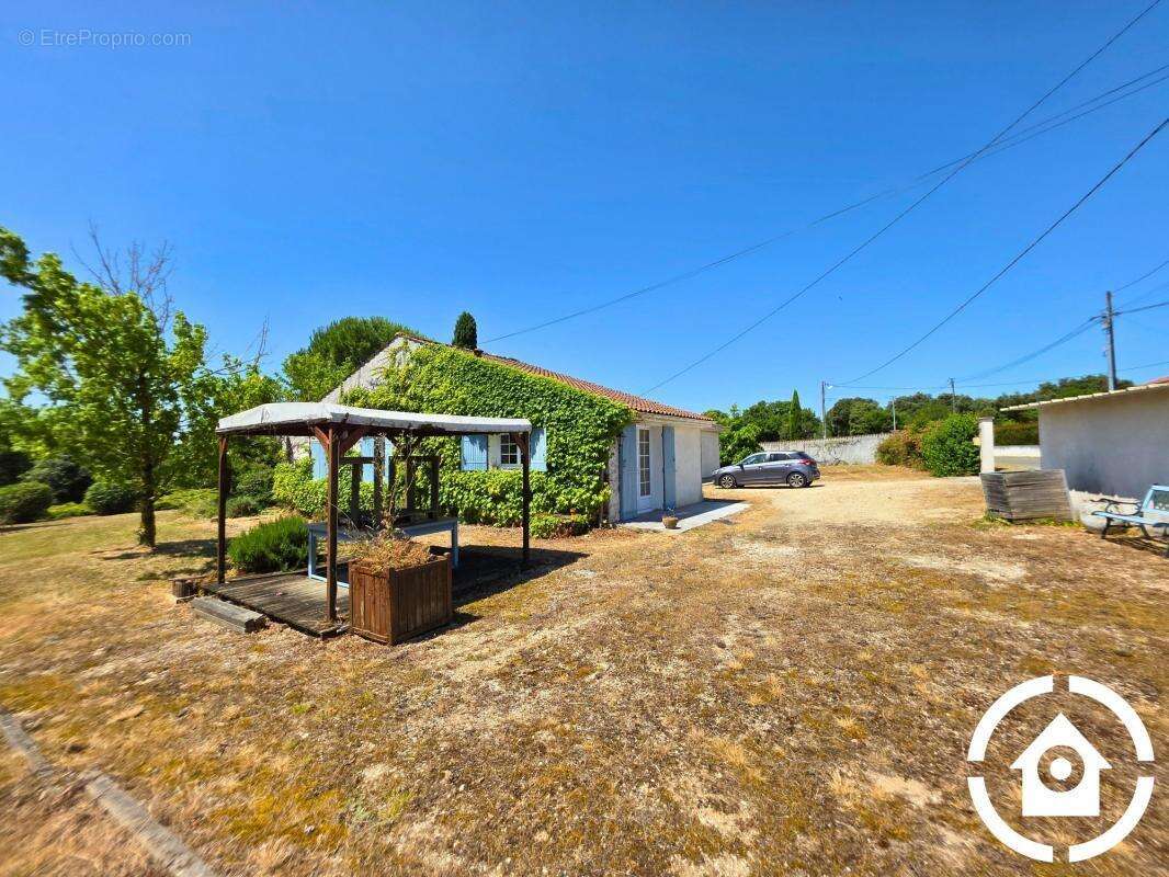 Maison à GENSAC-LA-PALLUE