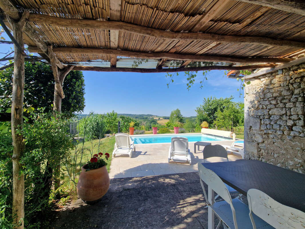 Maison à MONTMOREAU-SAINT-CYBARD