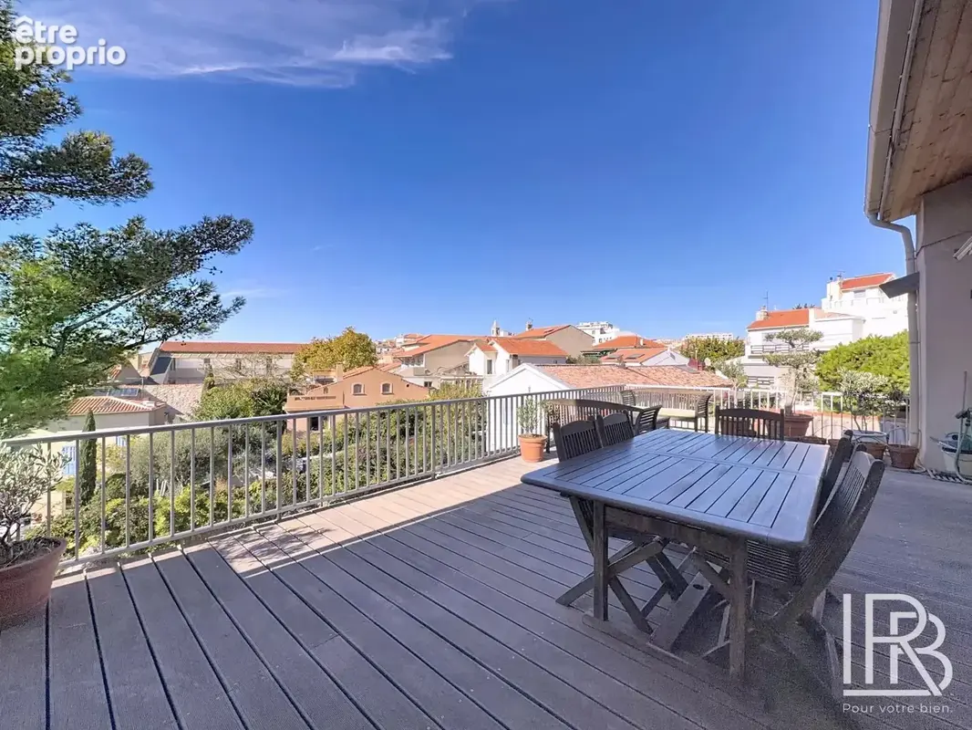 Duplex dernier étage – terrasse vue mer – endoume - photo 4