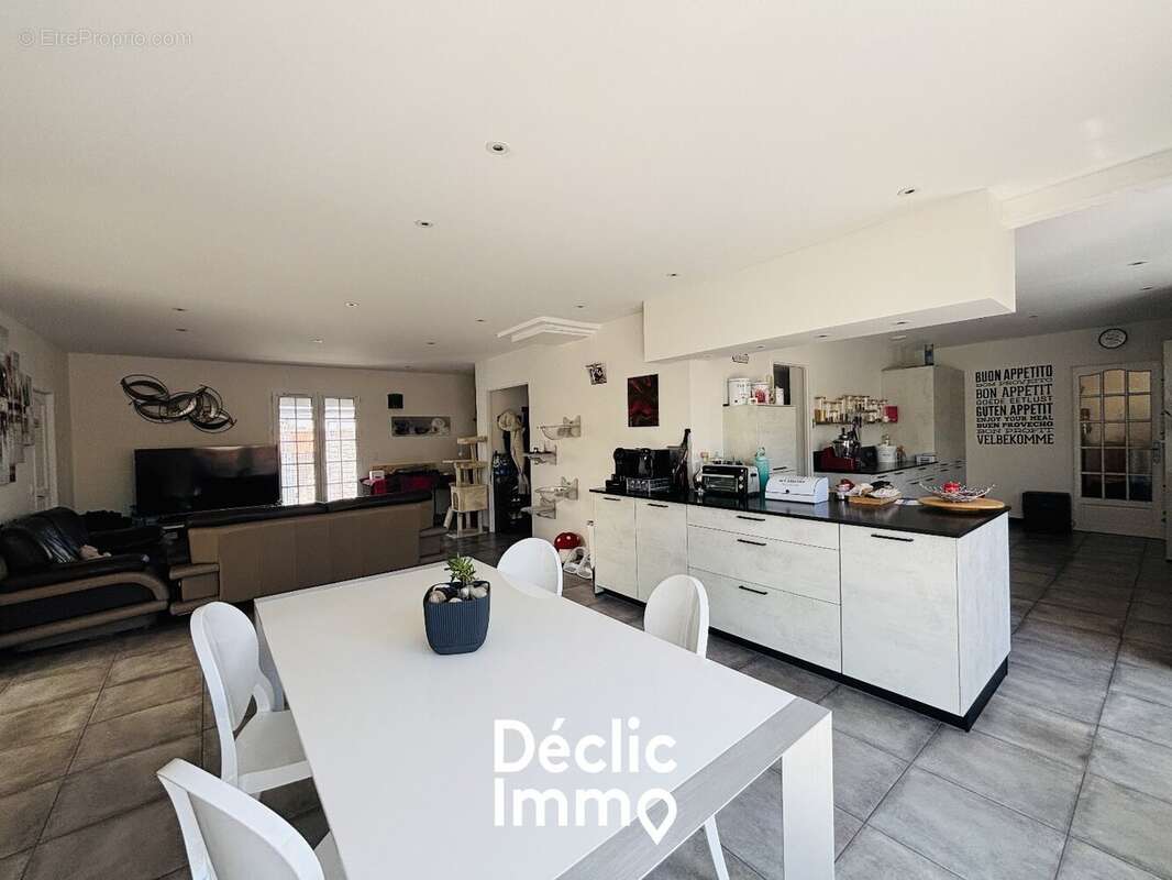 La Jarrie - Maison avec jardin, piscine, dépendances et spa - photo 7