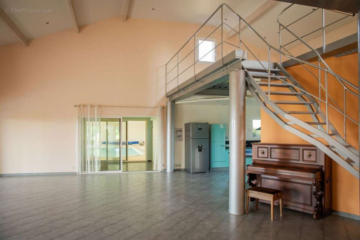 Demeure contemporaine, piscine intérieure, et terrain clos - photo 15