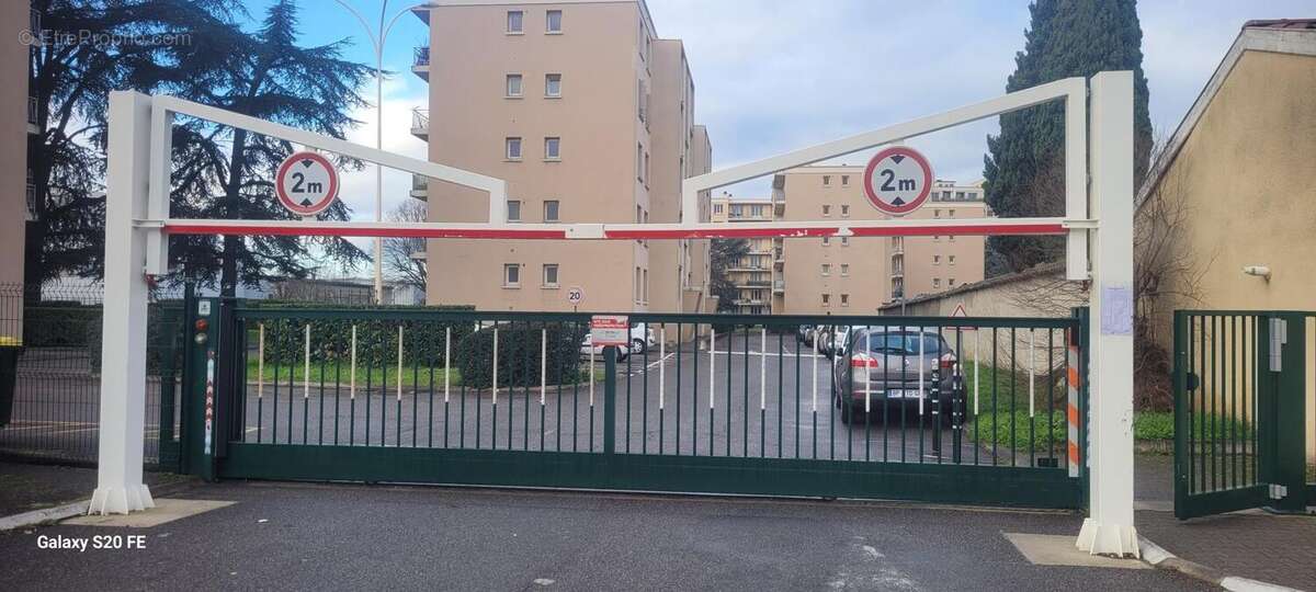 Photo 2 - Parking à VENISSIEUX