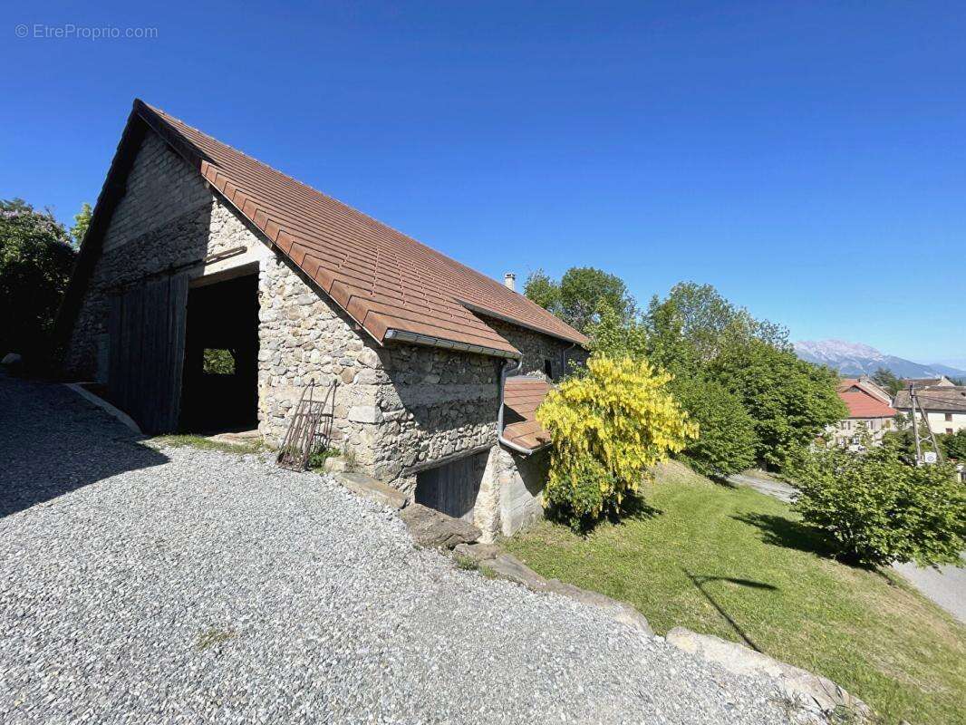Ferme à restaurer 400m2 Saint Laurent du Cros (05500) - photo 5