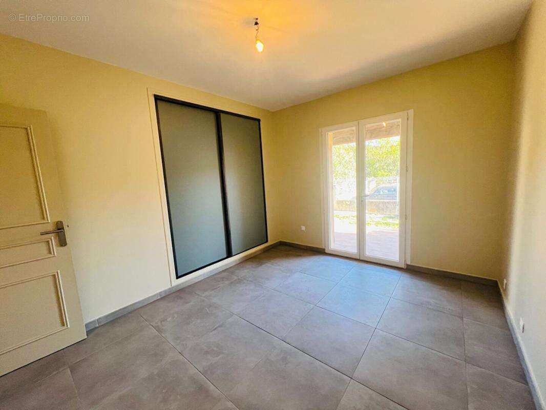 Maison à SAINT-MITRE-LES-REMPARTS