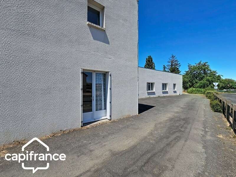 Local d’activité 260 m² + logement 132 m² – parking privé – terrain 1 690 m² – forte visibilité – Thouars (79100) - photo 3