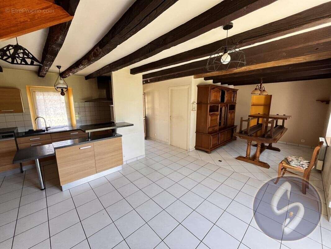 Maison de charme avec dépendances et fort potentiel - Proche - photo 2