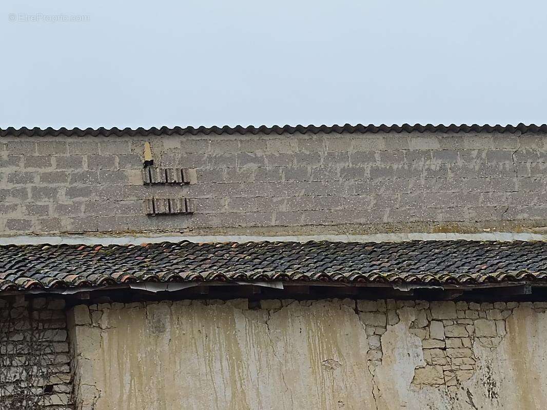 Parking à SAINT-AMANT-DE-BOIXE