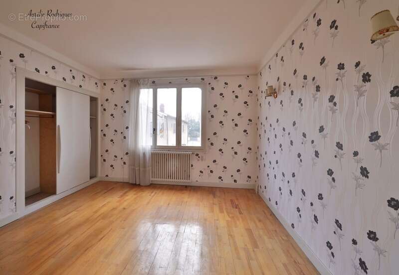 Maison à BAGE-LE-CHATEL