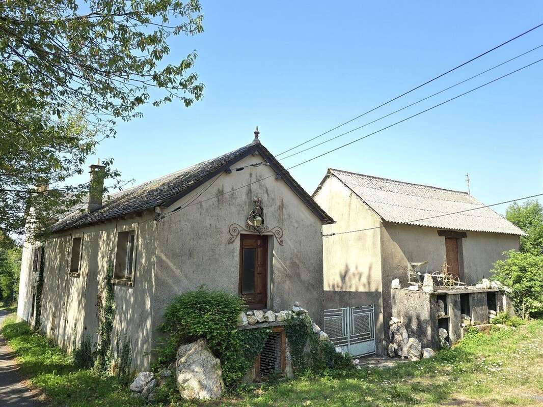 Corps de ferme avec maison, appartement et dépendances - Durenque - photo 3