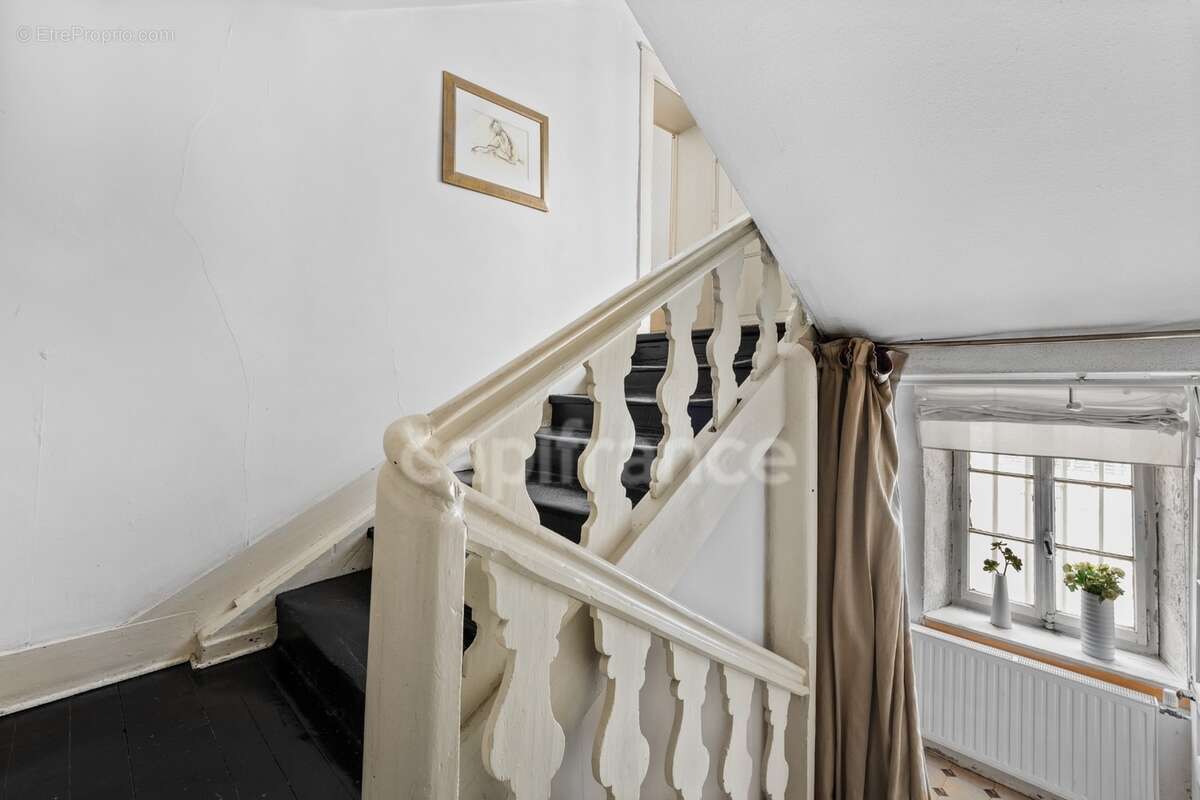 Maison à vendre 10 pièces GEX (01) - photo 3