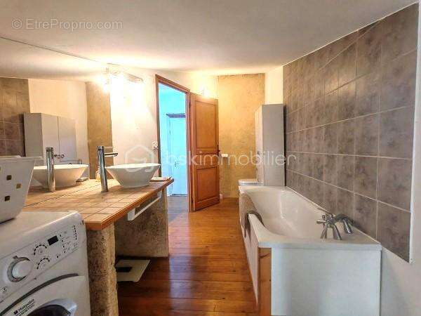 Maison à SAINT-CHAPTES