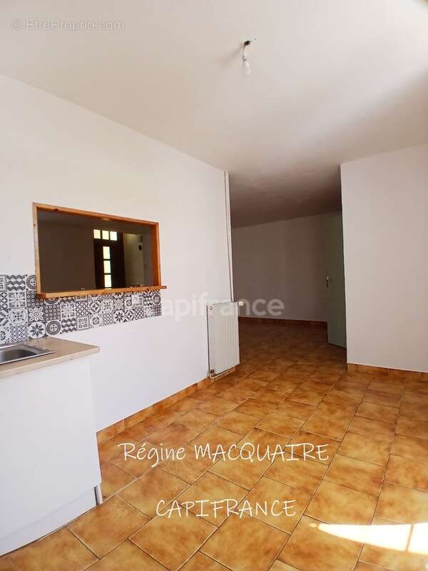 Maison à vendre 4 pièces SOURDEVAL (50) : 3 chambres, garage et extérieur privatif - photo 3