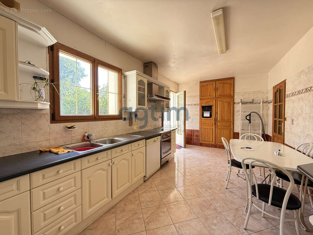 Montaigu-Vendée, quartier calme, maison 200 m2, 6 chambres, et terrain constructible! - photo 9