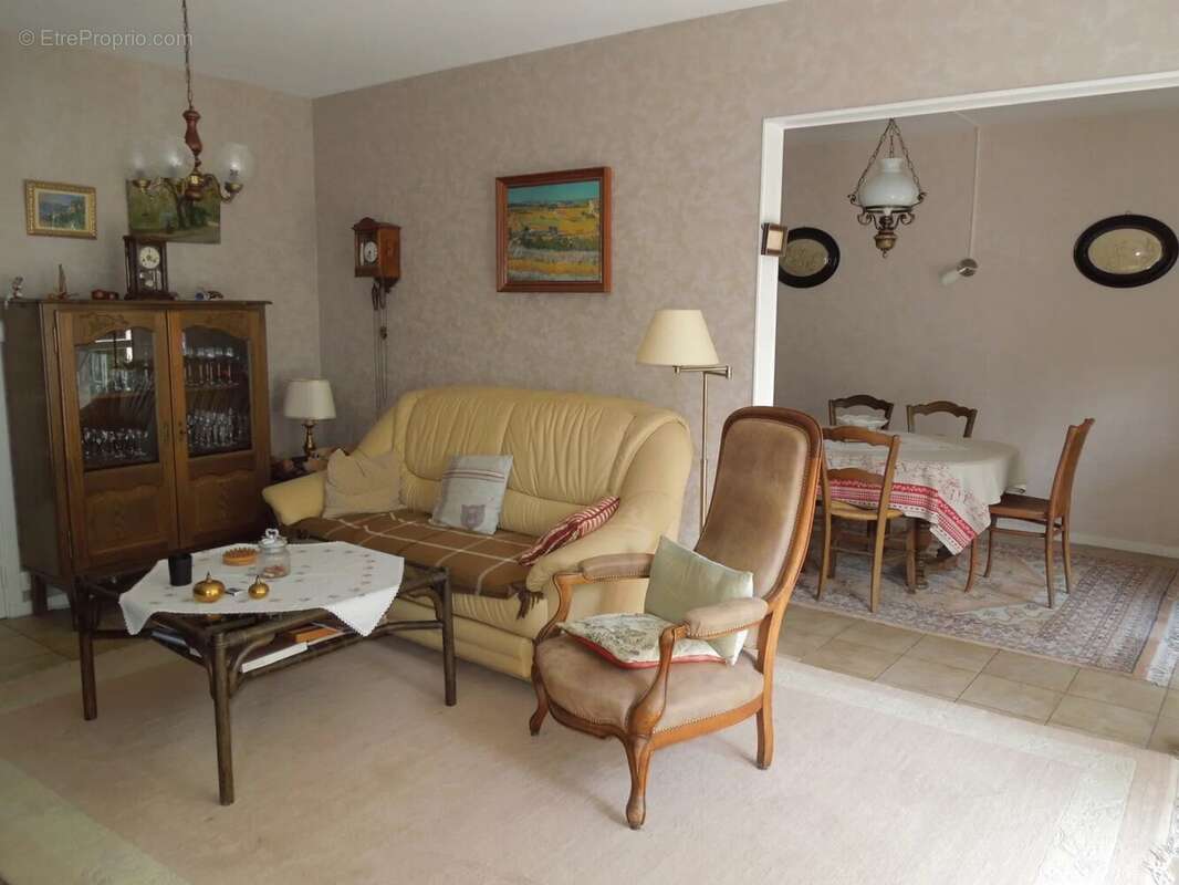 Troyes centre, au 2ème étage avec ascenseur d'une résidence sécurisée, agréable Appartement traversant type IV - photo 3