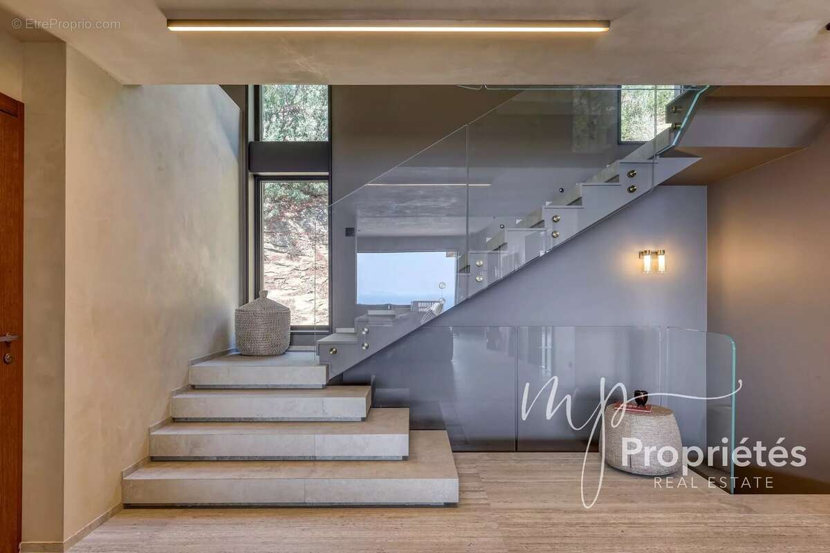 Rayol-Canadel-sur-Mer – Villa contemporaine d’exception vendue entièrement meublée –  six suites raffinées. Vue panoramique sur  - photo 30