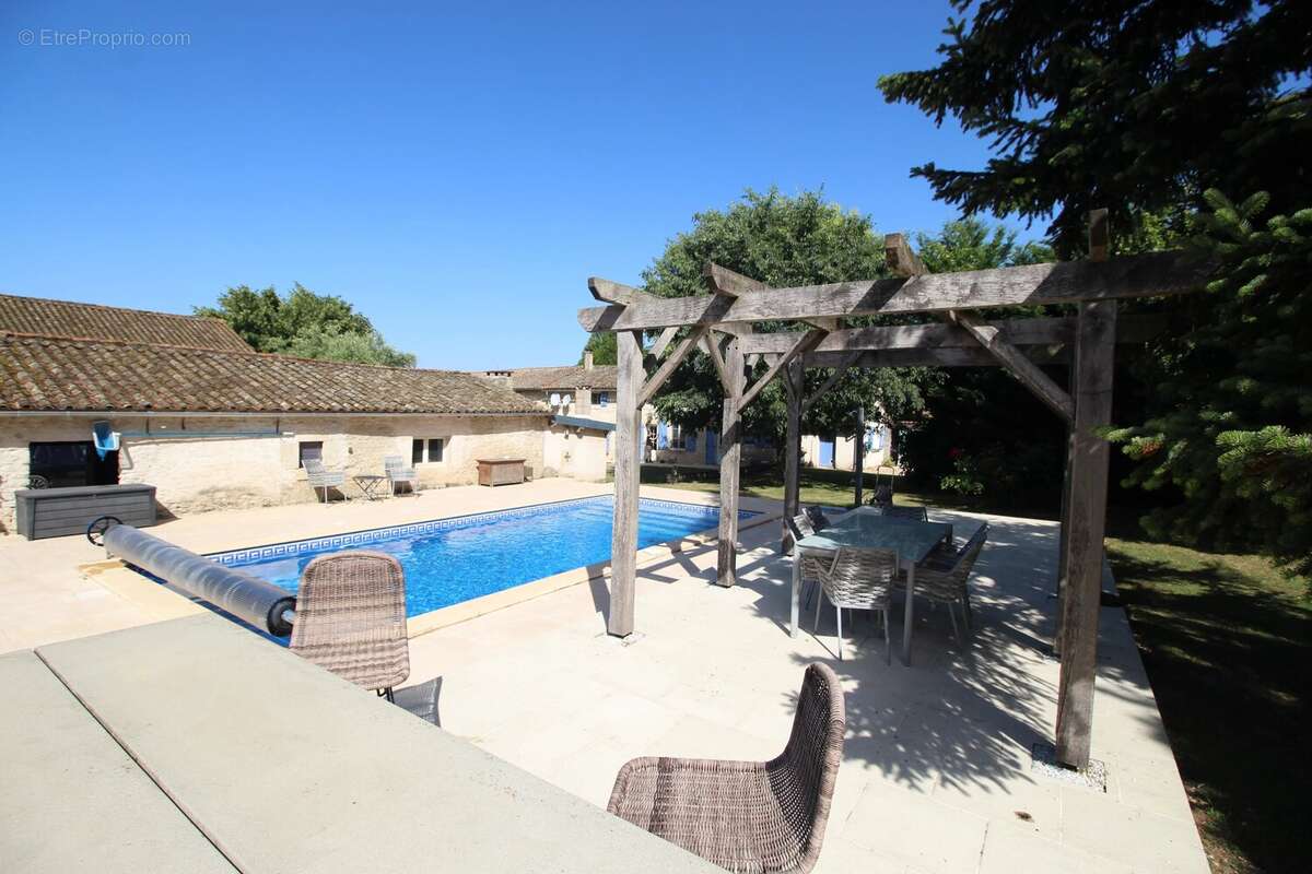 Charmante propriété de caractère comprenant trois chambres, une grange et une piscine chauffée - photo 2