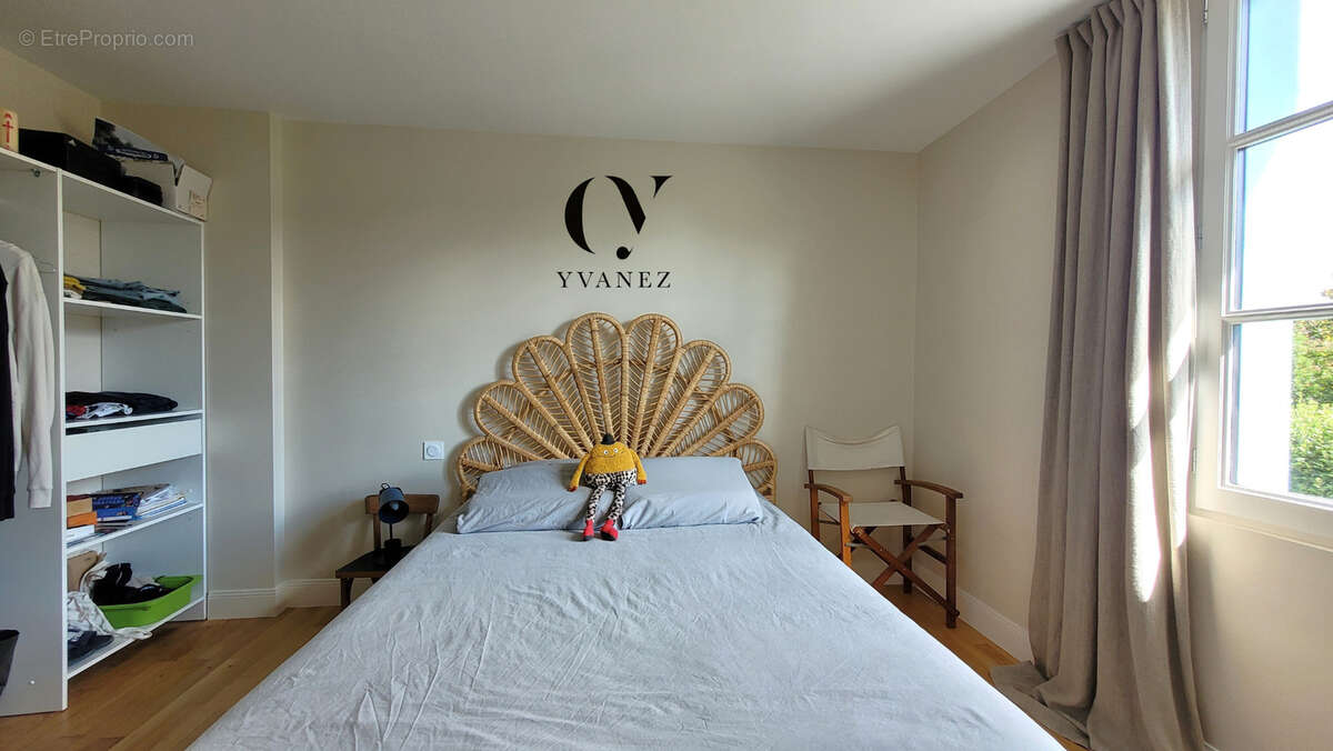 Prestigieuse maison de ville avec 4 chambres, cour, cave, garage et dépendance aménagée. - photo 20