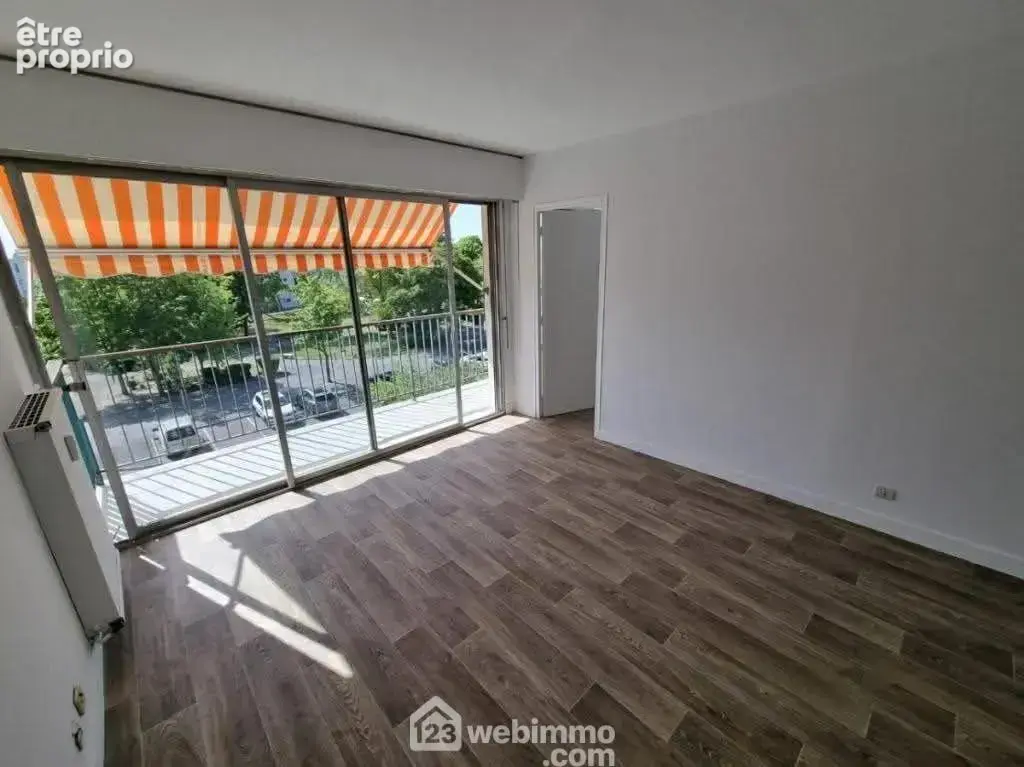 Un salon lumineux avec accès sur ...