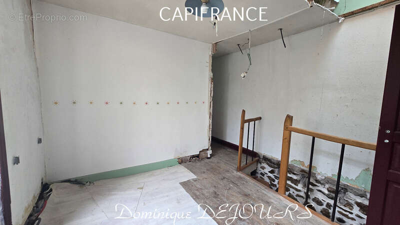 Maison à SAINT-SAUVEUR-DE-MONTAGUT