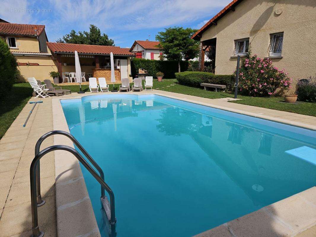 *** exclusivite *** maison familiale avec piscine jardin et double garage  *** st-georges-sur-allier 63800 *** - photo 18