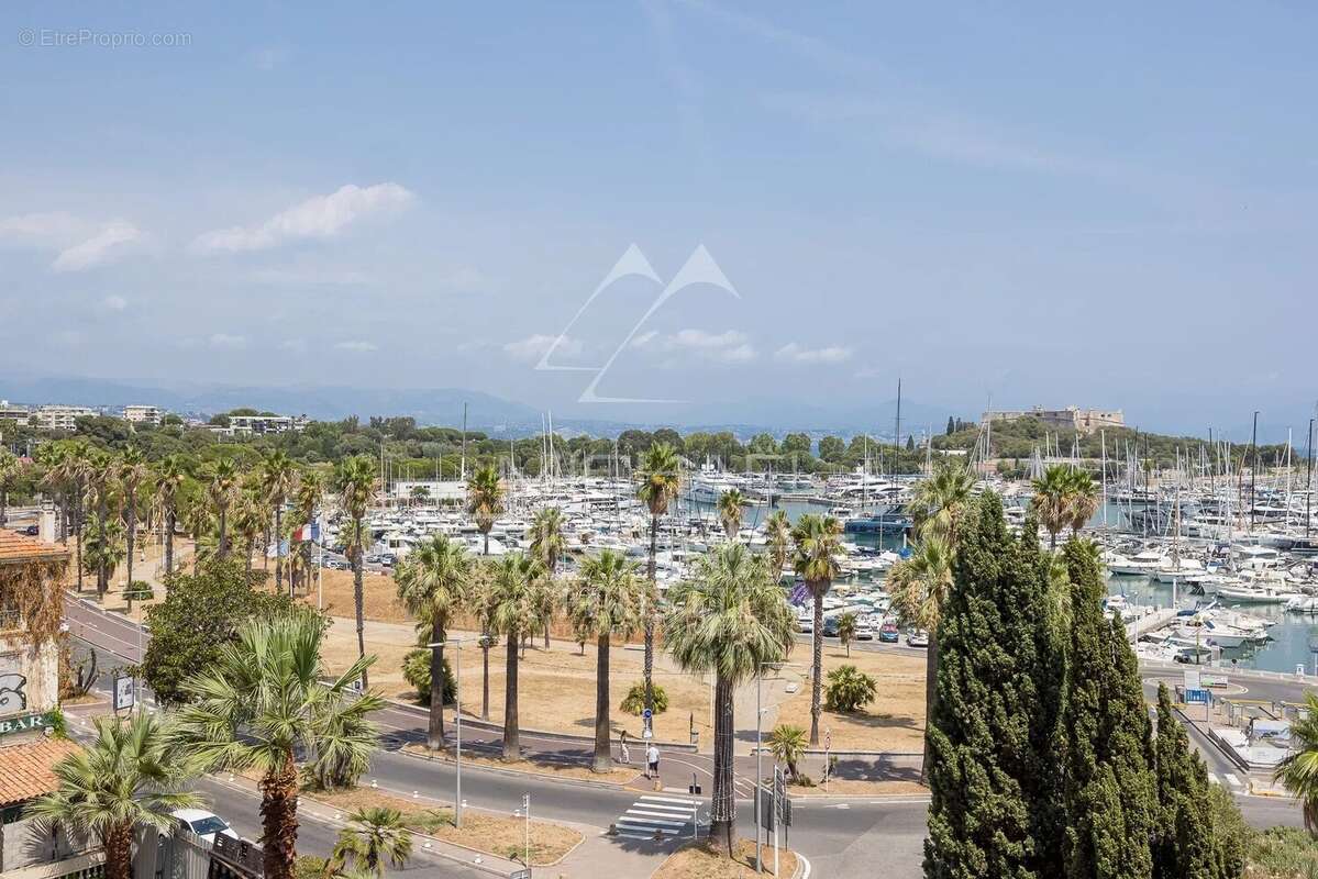 Superbe appartement rénové – Centre-ville d’Antibes, secteur Vauban – Vue dégagée sur le port - photo 2