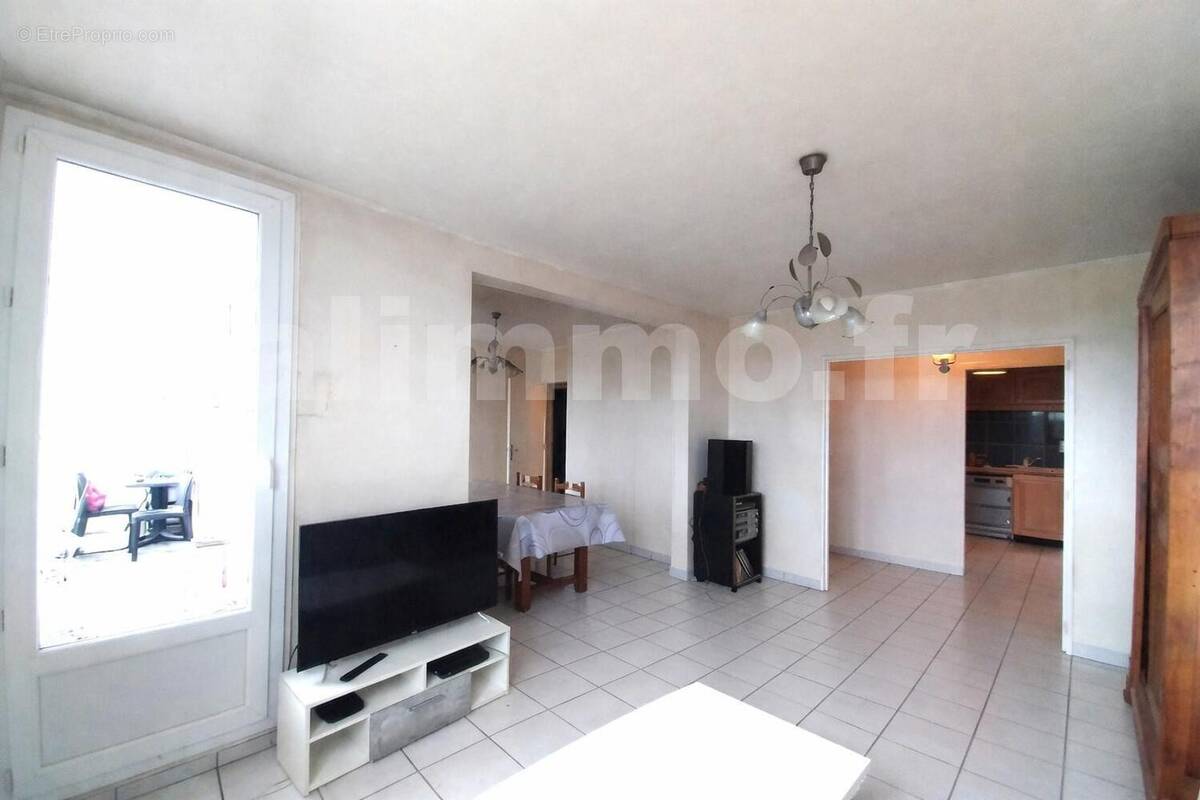 Salon moderne et lumineux - Appartement à COURNON-D'AUVERGNE