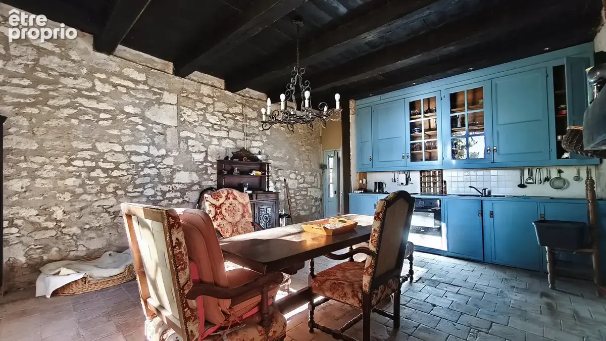 Beau potentiel pour cette propriété en pierre à rénover avec une maison, une grange et un terrain 7802 m2 avec - photo 10