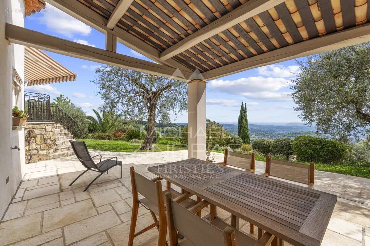 Maison à CHATEAUNEUF-GRASSE