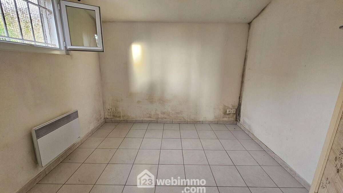 Une chambre de 9 m². - Maison à MILLY-LA-FORET