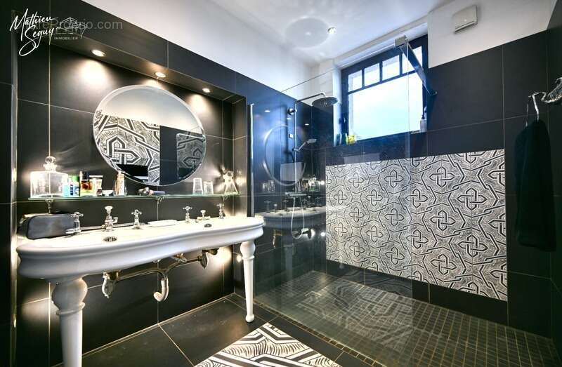 Maison à CHAZELLES-SUR-LYON