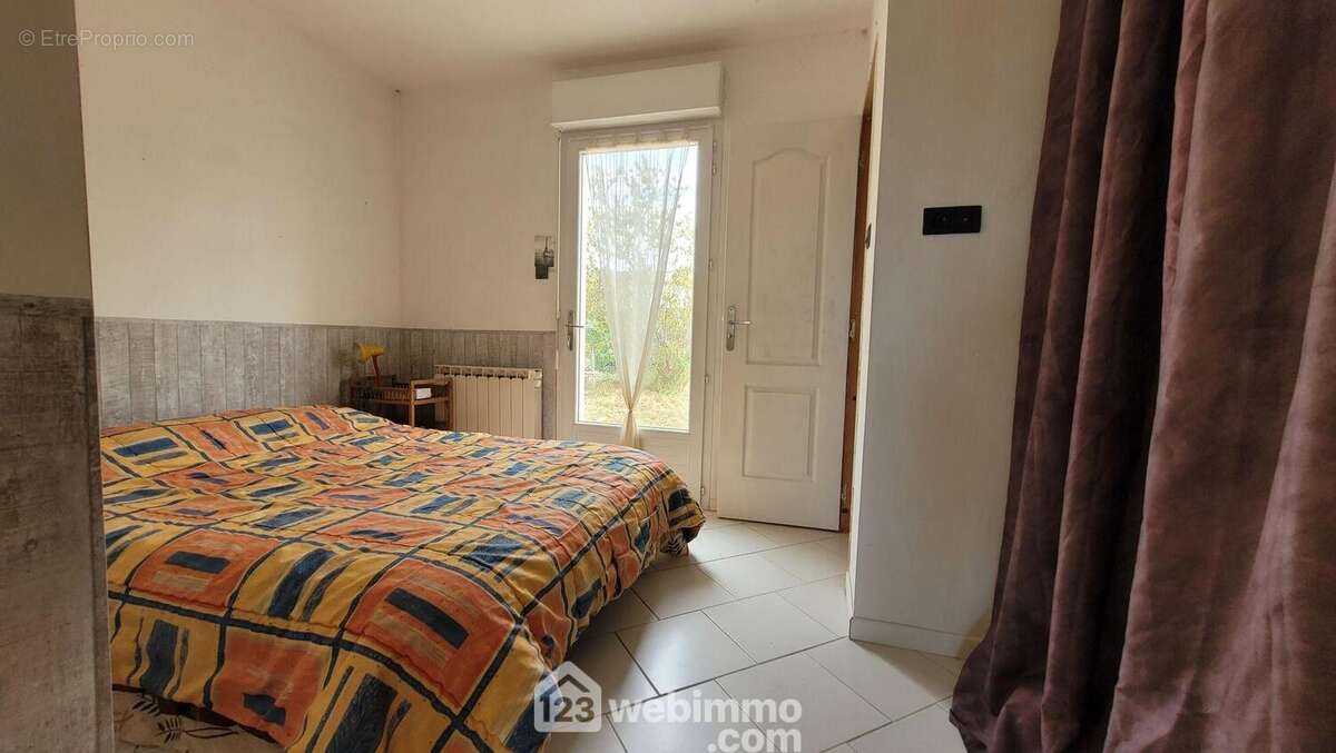 Une 2ème chambre avec grande penderie et un rangement aménageable - Maison à LONGEVILLE-SUR-MER