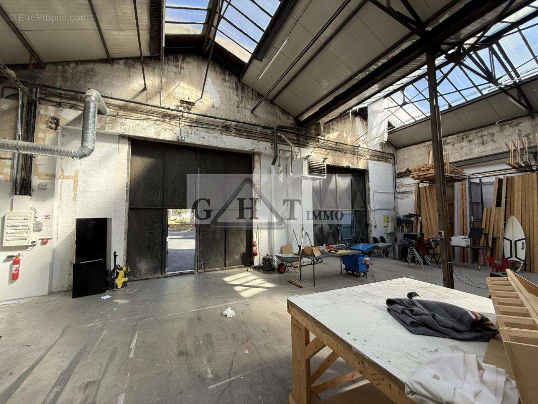 Local d'activités 800m2 a vendre SAINT DENIS - photo 7