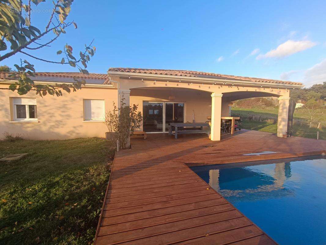 Maison à SAINT-ROMAIN-LE-NOBLE