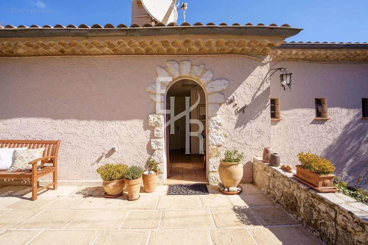 Villa d'Exception à Vence : Vue Spectaculaire, Calme Absolu et Proximité Idéale - photo 13