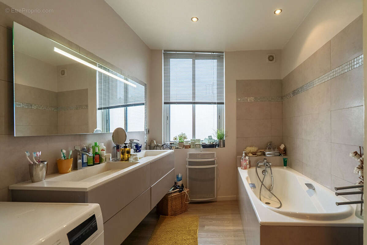 CARCASSONNE - PALAIS - GAMBETTA Appartement T3 99 m² avec vue Cité, cave et possibilité de garage - photo 16