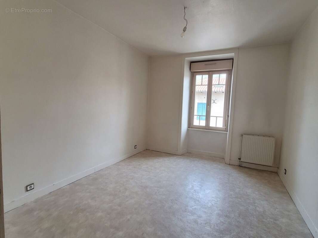 Maison à SAINT-LEONARD-DE-NOBLAT