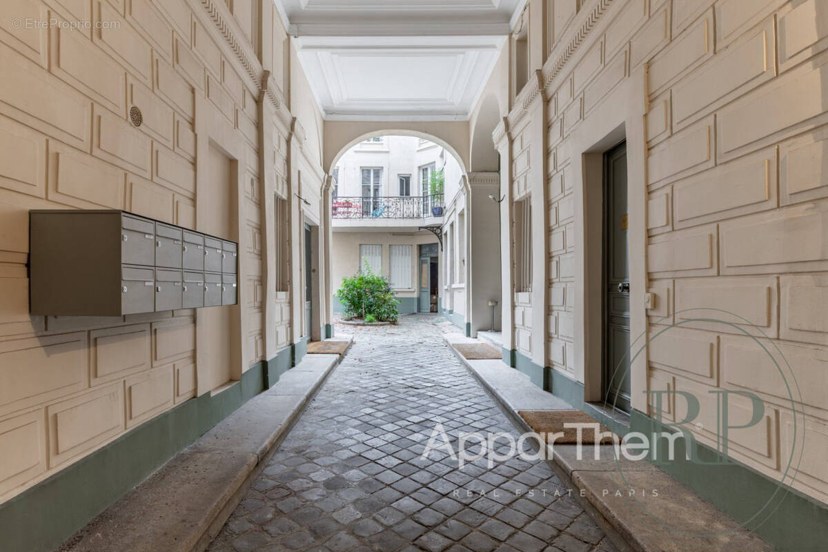 Commerce à PARIS-9E