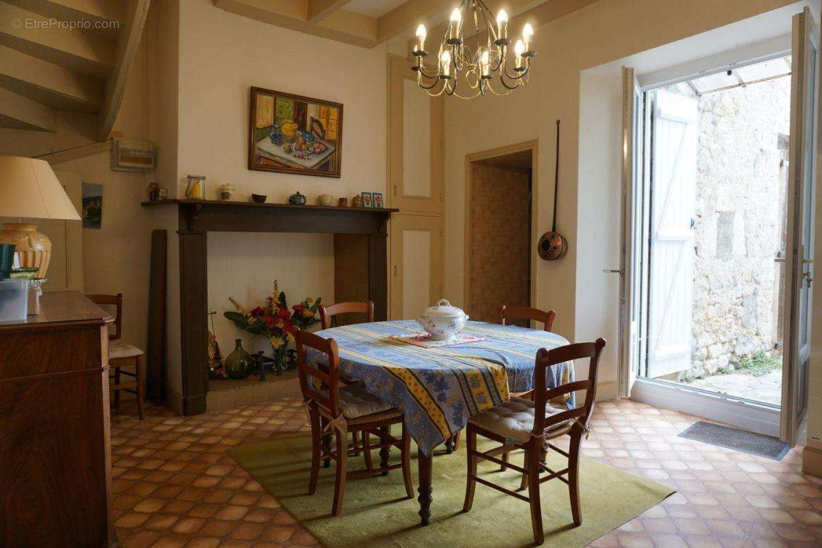 Maison à CASTELNAU-MONTRATIER