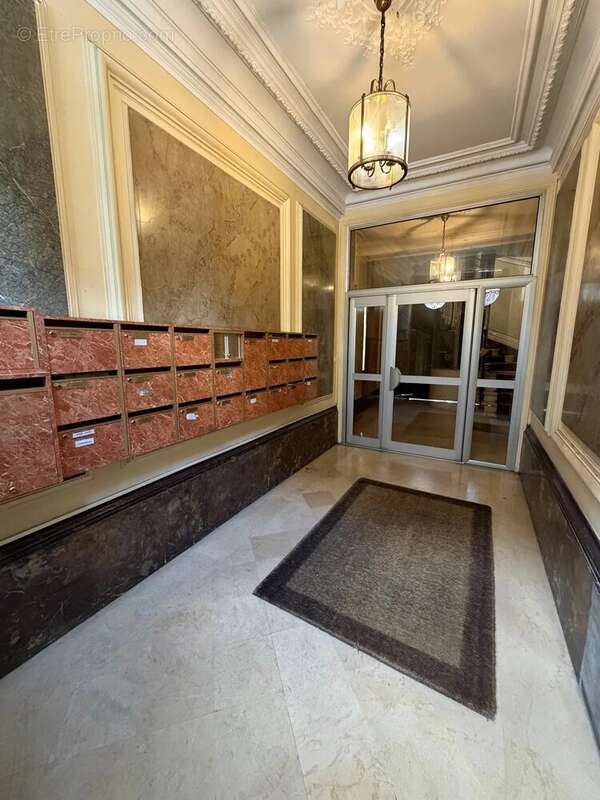 PARIS 6ᵉ – RUE DE RENNES – Un petit appartement qui a tout d'un grand ! - photo 4