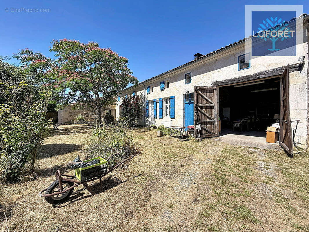 Authentique longère familiale avec vaste terrain arboré de plus de 7 000 m² - photo 10