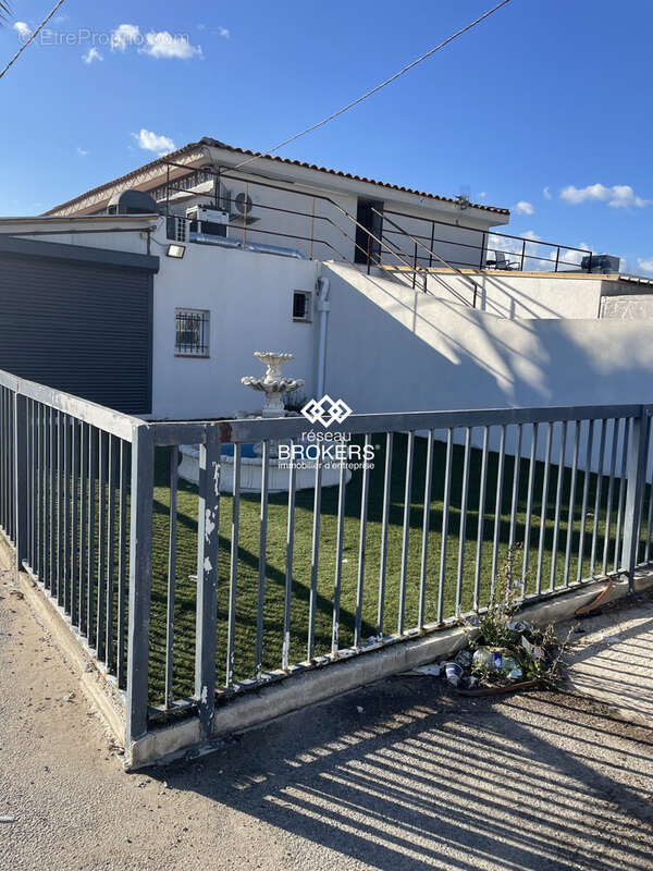 Commerce à CHATEAUNEUF-LES-MARTIGUES