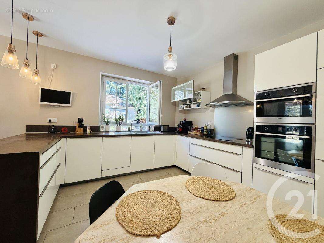 Maison 189 m² à Saint-Priest-Taurion  - photo 5