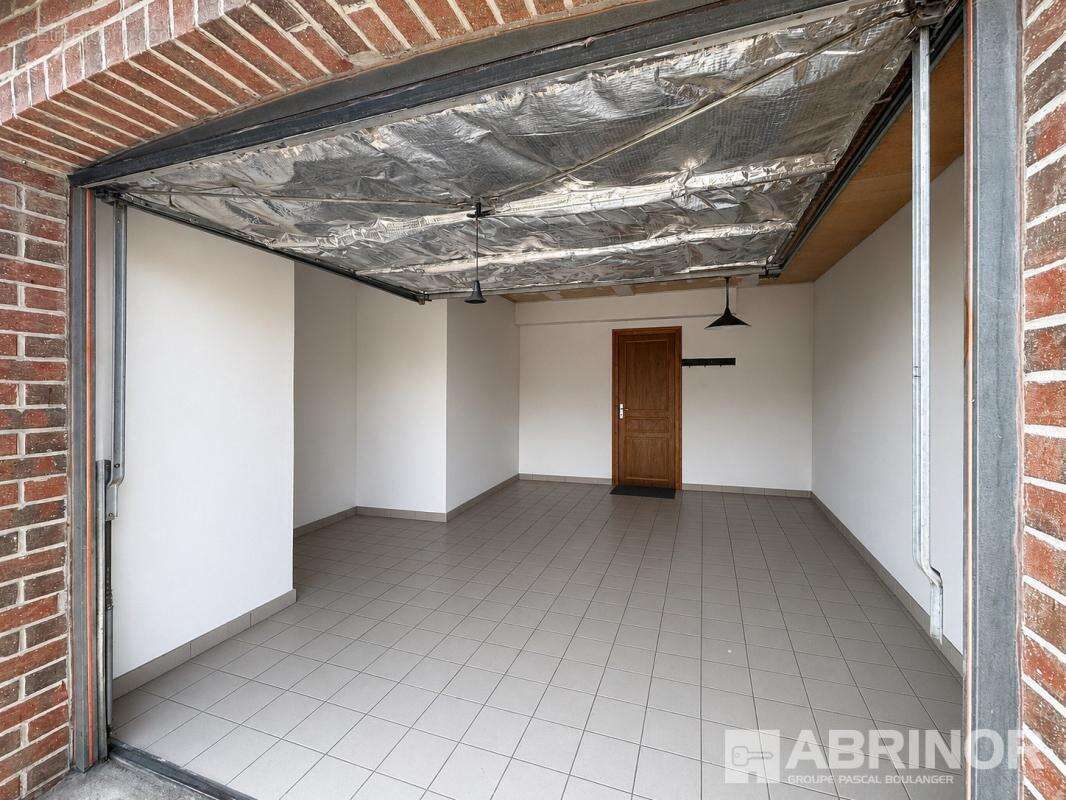 Maison individuelle en briques bâtie sur 697 m² - photo 9