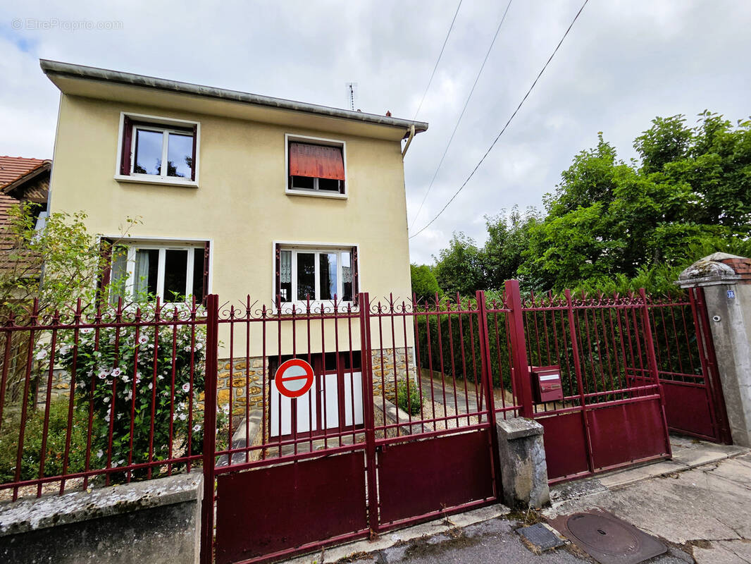 Maison à SAINTE-GENEVIEVE-DES-BOIS